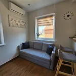 아파트 Cozy By The John's Hill, Old Town, Self Check In